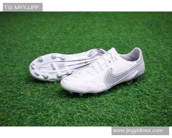 白色足球鞋耐克球星系列：为足球场上的传奇打造的专属战靴