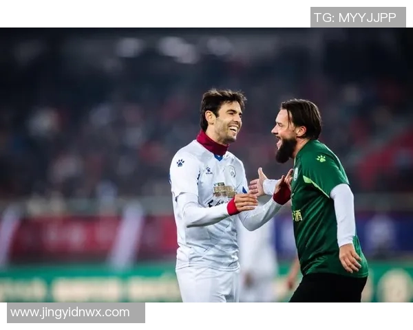 足球球星佩戴项链展现个性魅力与赛场时尚风格结合