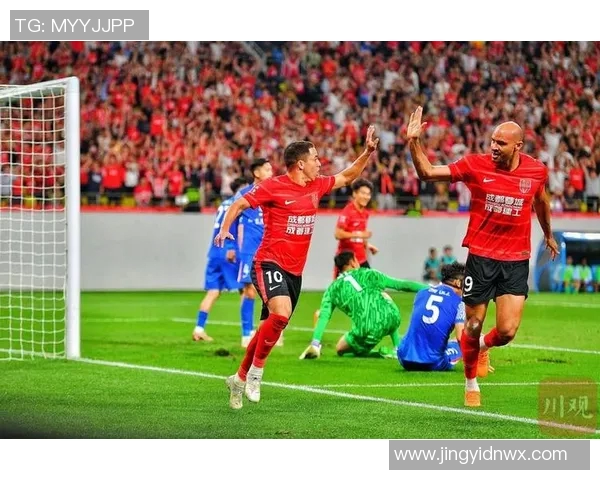 足球球星质疑裁判判罚引发舆论热议与球迷激烈讨论